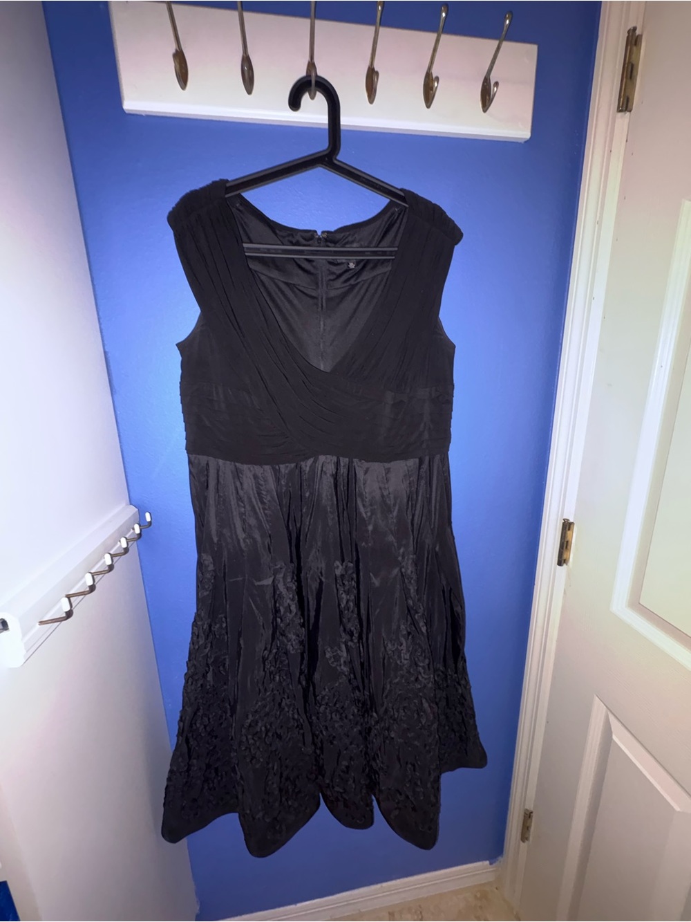Adrianna Papell Black V-Neck Sleeveless Party Dress